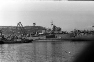 На Камчатке такая же история была. Плавбаза подводных лодок "Камчатский комсомолец" была списана и продана на металлолом. Кое кто из командования продал бронзовые запасные винты. Которые нигде не числились и не проходили не по каким документам. Ещё раньше цветные металлы вывозились контейнерами. Шума было много, потом как то всё затихло. Видимо кто то с кем то поделился.
На фото Вышеуказаный параход с бортовый 801 стоит рядом с пл