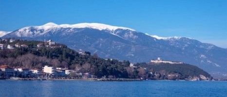 Вид на Олимп с моря. Справа средневековый замок (построили франки), слева деревня Старый Пантелеимон.
