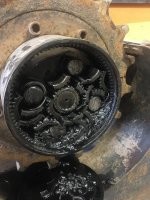 Описания к картинкам идиотские.
"У меня что-то забавно шумит, когда я еду, вы не могли бы посмотреть?"

Учитывая, что это редуктор бульдозера, точу посмотреть на того, кто с такими словами куда-то приехал.