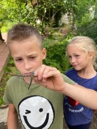 у нас вот так вот детство в России)