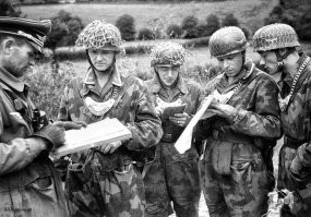 А вот нафига бляхи десантуре? Тем более, если меня зрение не подводит у них стандартный знак фельджандармерии, а не люфтвафе.