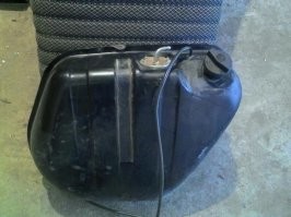 я видел (в жигулях), а что?
как бы сам объем (собственно бак), из него короткий раструб, на конце которого резьба. крышка накручивается

есть (или были, от своей пятерки избавился ровно 20 лет назад, в 2001) антивандальные крышки с ключом. Они закручиваются как обычные, но в обратную сторону срабатывает храповой механизм, его можно блокировать ключом. Плюс - без ключа не открутить
Минус - тупые люди все же надеются, что открутить можно, в результате механизм ломают. Открутить не выходит ни у них, ни у хозяина

На видео кажись семерка (бампера от нее, хотя может и пятерка, т.к. на капоте выступа под решетку радиатора не видно, так что не уверен)
Вот бак от семерки