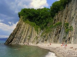скала Киселёва, насколько я помню под Туапсе и там ещё "Брильянтовую руку" снимали!))))