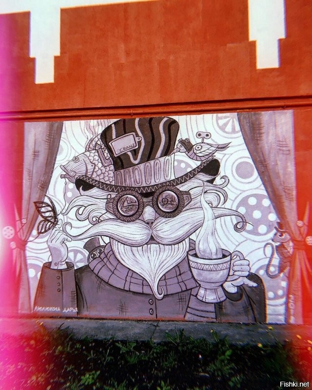 Не бульвар, а проспект. И да, у нас коты на особом положении. Есть и домики. Причём не только официальные у котофейни. Есть котошеф. И много граффити на тему. И самое главное новогодний кот на пряничном домике. )))))