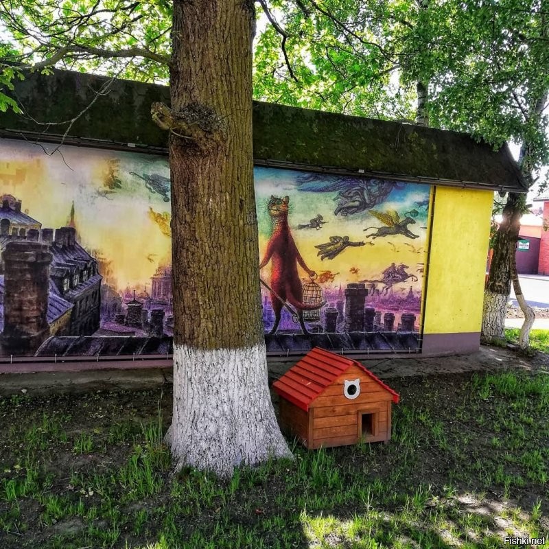 Не бульвар, а проспект. И да, у нас коты на особом положении. Есть и домики. Причём не только официальные у котофейни. Есть котошеф. И много граффити на тему. И самое главное новогодний кот на пряничном домике. )))))