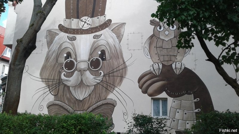 Не бульвар, а проспект. И да, у нас коты на особом положении. Есть и домики. Причём не только официальные у котофейни. Есть котошеф. И много граффити на тему. И самое главное новогодний кот на пряничном домике. )))))