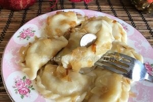 "Главным блюдом была кутья"... Это блюдо постное и  употребляют в "ночь на Рождество". Разговляются, так сказать, после поста. Празднование Нового года уже через неделю после окончания Рождественского поста. Ограничений нет.
 А главное блюдо на Старый Новый Год - вареники, да пельмени, да ещё и с сюрпризом!