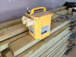 Кстати, в Британии 230В только в бытовых розетках. На стройках и на заводах, частенько 110В встречается. Правда, тоже - линейное. С фазы на фазу - 110, а с фазы на землю - 55В.