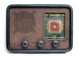 Был у нас подобный, производства СССР,  РЕКОРД-47, отец после войны купил.