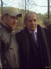 Да у него вид такой, что не знаешь, кастанётичего или нет, лучше подальше держаться. 

Вот он, в 2007 году, на съёмках к/ф "Выйти замуж за генерала". (Не сериал.)
Там ещё Большова снималась и Ясулович.