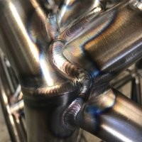 И чего плюсов понаставили? Задумка не плохая, исполнение говно. Вот так должны выглядеть хорошие сварочные швы: