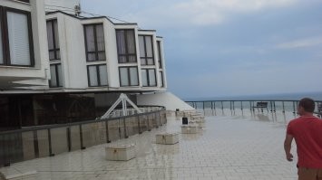в 2015 отдыхали в Ялте и ездили на машине в Вороцовский дворец, по пути заехали в этот санаторий Дружба(теперь он называется санаторий Курпаты) чтобы на его пляже искупаться. Унылое зрелище предстало нам. Мы попросили пройтись посмотреть внутри здания и потом на лифте спустились на пляж, лифт находится в этой ножке, на которой стоит эта шестеренка. Со времен СССР ничего там не делалось, все обшарпано и раздолбано, номера для отдыхающих крошечные как монашеская келья (заглянули в один номер, когда гуляли по коридору, там велась уборка) В номерах мебель зачуханая и ободраная, тумбочки с провисшими дверцами, спинки кроватей облезлые. Шикарный вид на море со смотровой площадки, которая расположена на крыше этой шестеренки. Ниже выкладываю мои фото этого санатория и видосик пляжа.