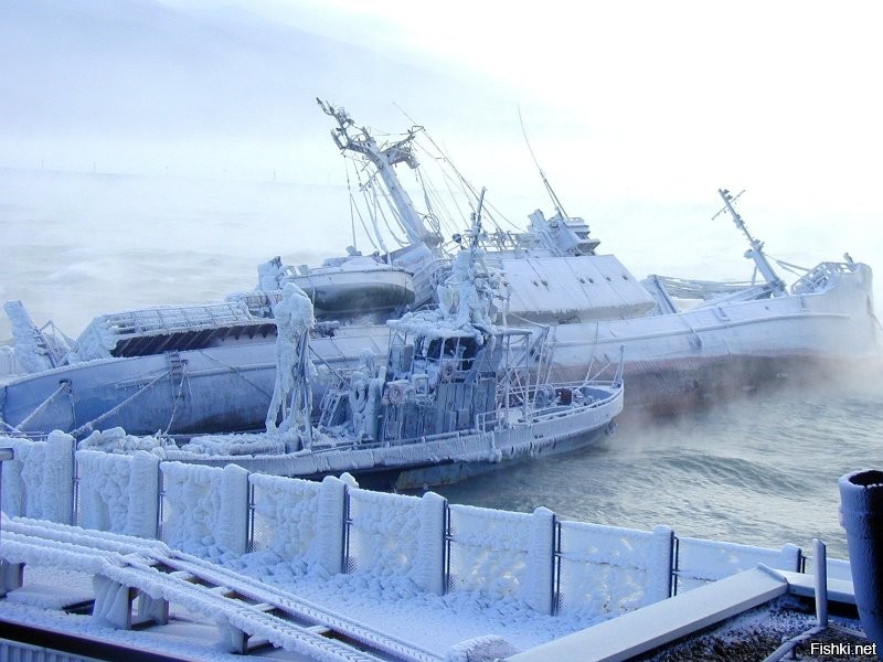 Последствия. Катер тоже через некоторое время лег на борт. Новороссийск между прочим, теплый город..