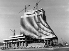 Гостиница Парус в Днепре.Строительство начато в 1975 г. и не закончено.