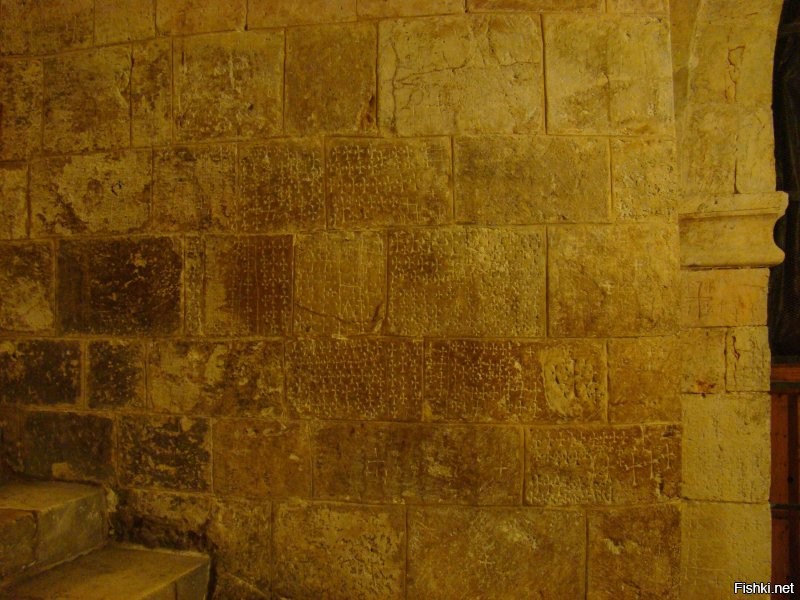 В храме Христа-спасителя в Иерусалиме тоже всякая шушера средневековая крестиков на стенах поначеркала:  ))