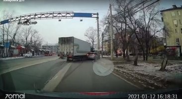 Траектория гонщика есть, вины грузовоза нет.
