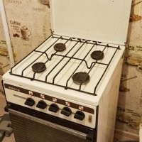 С трудом за много лет отучился от привычки кидать прихватку в крышку плиты. И металлической крышки у современных плит нет, и прихватки, в которую бабушка магнит зашивала, тоже нет...