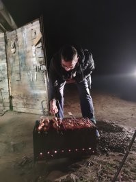 А мы регулярно с соседями в гараже бухаем и шашлык делаем. Ещё и фоткаемся, пока пьяные - трезвые так не наряжаемся