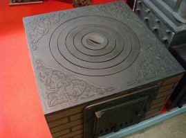 Тоже об этом подумал. Стационарный вариант (у бабки и у тещи такие штуки вмонтированы в печь):