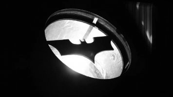 Похоже понял как это сделано. Часть фонаря сразу заделана силуэтом дракулы как в фильме про Бэтмена. Колья не при чем.