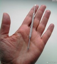 "С помощью данного предмета удаляют ушную серу. Сложно сказать, кто именно это придумал, но использование этого предмета может навредить вашему здоровью, так что лучше не проверяйте и отложите этот предмет в сторону"
Ну с дуру то можно и йух сломать. Сам вот такой (более продвинутый вариант из нержи) пользуюсь. Оч удобно. Серу не проталкивает в глубь раковины, а наоборот вытаскивает, а другой конец для, т.с. финишной очистки и в ухе почесать - самое то.