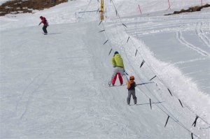 Это еще не самый плохой подъемник для сноуборда. Самый плохой вот этот, что на фотке. А парнишка сглупил, не отстегнув "заднюю" ногу. С отстегнутой спокойно поднялся бы.