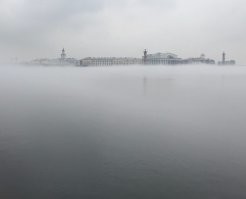 Да  ,  странно .. странно что дно канала видно , обычно там так :