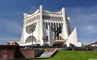 Вот Гродненский областной драматический театр. А в посте не его месте фото грузинского ресторана в Тбилиси.