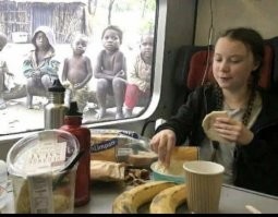 Так и живет.