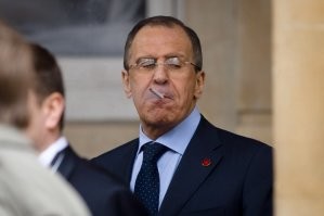 Курит. Не бросал. Когда генсек ООН попытался запретить, послал его нахер, мол ты тут не главный. И закурил.