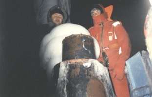 У нас было примернро тоже самое. 1992 год Дизельная ПЛ Б-187 (№13) пр 877 вмёрза в лёд в бухте Нагаева, порт Магадана. Ледокол не смог пробиться и высвободить лодку из ледового плена, т.к. толщина льда была около метра. Тогда за литр спирта командир ПЛ кап 2 ранга Крас...й С.В. договорился со строителями. Они подогнали эксковатор и трактор с гидромолотом. Экскаватор Катерпиллер работол со льда (машинист Рахманенко П. ) трактор "Беларусь" с гидравлическим молотком (машинист Якушко В.) заехал на корпус и долбил лёд сверху.
Успешного освобождившись и расчитавшись со спасателями ПЛ вышла в море на дифферентовку. 
После погружения начали дифферентовку на перископной глубине. Командир БЧ-5 доложил "Дифферентовка не прокатывает". Далее прошёл доклад из 5-6 отсеков - Слышим удары по корпусу в районе 56-63 шпангоутов. Командир скомандовал "Слушать в отсеках". Из 4 отсека доложили "Слушим шум за бортом" Гидроакустик Кондратьев Н. подтвердил "прослушиваются мат и другие неприличные выражения в кормовом секторе". Обьявили аварийное всплытие без хода.
После всплытия и осмотра корпуса на кормовой надстройке обнаружили трактор с мокрым машинистом в кабине. Машиниста вынули, обогрели, снабдили 3-х литровой банкой спирта, залили полный бак солярки (арктическая) 200 литров и высадили вместе с трактором на ближайшем ледовом припае. 
Газета "Магаданский комсомолец" хотела опубликовать статью об этом, но особисты предложили это не делать и взамен дали им материал как выявляли среди чукчкй шпионов США на Чукотке .