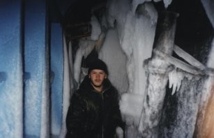 У нас было примернро тоже самое. 1992 год Дизельная ПЛ Б-187 (№13) пр 877 вмёрза в лёд в бухте Нагаева, порт Магадана. Ледокол не смог пробиться и высвободить лодку из ледового плена, т.к. толщина льда была около метра. Тогда за литр спирта командир ПЛ кап 2 ранга Крас...й С.В. договорился со строителями. Они подогнали эксковатор и трактор с гидромолотом. Экскаватор Катерпиллер работол со льда (машинист Рахманенко П. ) трактор "Беларусь" с гидравлическим молотком (машинист Якушко В.) заехал на корпус и долбил лёд сверху.
Успешного освобождившись и расчитавшись со спасателями ПЛ вышла в море на дифферентовку. 
После погружения начали дифферентовку на перископной глубине. Командир БЧ-5 доложил "Дифферентовка не прокатывает". Далее прошёл доклад из 5-6 отсеков - Слышим удары по корпусу в районе 56-63 шпангоутов. Командир скомандовал "Слушать в отсеках". Из 4 отсека доложили "Слушим шум за бортом" Гидроакустик Кондратьев Н. подтвердил "прослушиваются мат и другие неприличные выражения в кормовом секторе". Обьявили аварийное всплытие без хода.
После всплытия и осмотра корпуса на кормовой надстройке обнаружили трактор с мокрым машинистом в кабине. Машиниста вынули, обогрели, снабдили 3-х литровой банкой спирта, залили полный бак солярки (арктическая) 200 литров и высадили вместе с трактором на ближайшем ледовом припае. 
Газета "Магаданский комсомолец" хотела опубликовать статью об этом, но особисты предложили это не делать и взамен дали им материал как выявляли среди чукчкй шпионов США на Чукотке .