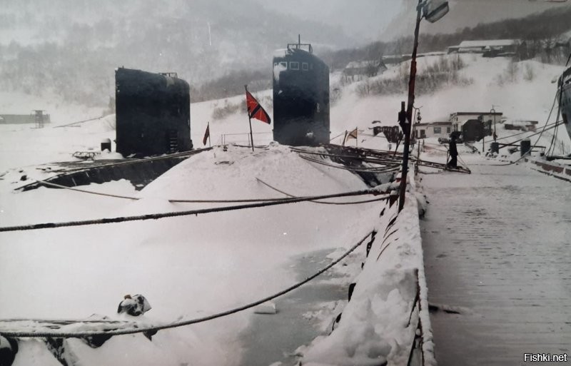 У нас было примернро тоже самое. 1992 год Дизельная ПЛ Б-187 (№13) пр 877 вмёрза в лёд в бухте Нагаева, порт Магадана. Ледокол не смог пробиться и высвободить лодку из ледового плена, т.к. толщина льда была около метра. Тогда за литр спирта командир ПЛ кап 2 ранга Крас...й С.В. договорился со строителями. Они подогнали эксковатор и трактор с гидромолотом. Экскаватор Катерпиллер работол со льда (машинист Рахманенко П. ) трактор "Беларусь" с гидравлическим молотком (машинист Якушко В.) заехал на корпус и долбил лёд сверху.
Успешного освобождившись и расчитавшись со спасателями ПЛ вышла в море на дифферентовку. 
После погружения начали дифферентовку на перископной глубине. Командир БЧ-5 доложил "Дифферентовка не прокатывает". Далее прошёл доклад из 5-6 отсеков - Слышим удары по корпусу в районе 56-63 шпангоутов. Командир скомандовал "Слушать в отсеках". Из 4 отсека доложили "Слушим шум за бортом" Гидроакустик Кондратьев Н. подтвердил "прослушиваются мат и другие неприличные выражения в кормовом секторе". Обьявили аварийное всплытие без хода.
После всплытия и осмотра корпуса на кормовой надстройке обнаружили трактор с мокрым машинистом в кабине. Машиниста вынули, обогрели, снабдили 3-х литровой банкой спирта, залили полный бак солярки (арктическая) 200 литров и высадили вместе с трактором на ближайшем ледовом припае. 
Газета "Магаданский комсомолец" хотела опубликовать статью об этом, но особисты предложили это не делать и взамен дали им материал как выявляли среди чукчкй шпионов США на Чукотке .