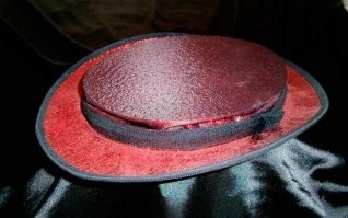 Маленький красный шапокляк! 

А вообще, говорят, изначально это была сатира на кардинала ришелье и шапочка там была не положительным персонажем