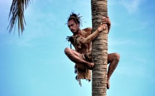 Настоящий недочеловек: негр нападает на белых женщин и бьёт ногами по лицу