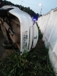 ""Выяснилось, что таксист и обе его пассажирки, девушки 19 лет   Олеся Абулхаирова ( и Ангелина Маркина (, были приятелями и постоянно ездили вместе на данном авто. Судя по информации со страничек девушек, Олеся работала в сетевом магазине Fix Price, а ее подруга Ангелина   в шоу-руме мужской одежды. Обе девушки отпраздновали свой девятнадцатый день рождения в июне. Девушки жили вместе   снимали квартиру в Троицком. Парень, сидевший за рулем «Датсуна», по словам их соседей, часто бывал у них и оставался ночевать. 
«Да, они жили во второй квартире в нашем подъезде. Точно знаю, что эту «однушку» снимало несколько девчонок, в том числе и погибшие. Парень тоже был здесь частый гость,   ночевал практически каждую ночь. Неудобств они никаких не доставляли, в принципе вели себя тихо, мирно и спокойно. В основном на этом самом «Датсуне» они куда уезжали под вечер, иногда и днем и возвращались неизменно в одно и то же время около 2-3 часов ночи»,   приводит сайт «СуперОмск» слова соседки погибших Елены. Возможно, в роковую ночь молодые люди как раз возвращались домой, но до Троицкого не доехали.
По словам соседки погибших, накануне трагедии автомобиль «Датсун» стал издавать странные звуки: «Ночь, за сутки до этого ДТП мы стояли с мужем на балконе, этот парень и девушки куда-то поехали, сели в автомобиль, завелись, очень долго стояли с включенным двигателем, мы еще тогда посмеялись, мол, прогревает что ли в такую жару. Потом он стал отъезжать и раздался сильный скрежет, похожий на звук от трения металла об металл. На всю округу было слышно. Так он с ним и поехал».
Один из подписчиков городского сообщества сделал фото паспорта, который нашел на месте происшествия. «Кто знал эту девушку - сообщите близким...погибла в ДТП сегодня ночью с 5 на 6 августа»,   написал омич в сообществе «Жесть Омска».