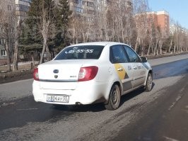 ""Выяснилось, что таксист и обе его пассажирки, девушки 19 лет   Олеся Абулхаирова ( и Ангелина Маркина (, были приятелями и постоянно ездили вместе на данном авто. Судя по информации со страничек девушек, Олеся работала в сетевом магазине Fix Price, а ее подруга Ангелина   в шоу-руме мужской одежды. Обе девушки отпраздновали свой девятнадцатый день рождения в июне. Девушки жили вместе   снимали квартиру в Троицком. Парень, сидевший за рулем «Датсуна», по словам их соседей, часто бывал у них и оставался ночевать. 
«Да, они жили во второй квартире в нашем подъезде. Точно знаю, что эту «однушку» снимало несколько девчонок, в том числе и погибшие. Парень тоже был здесь частый гость,   ночевал практически каждую ночь. Неудобств они никаких не доставляли, в принципе вели себя тихо, мирно и спокойно. В основном на этом самом «Датсуне» они куда уезжали под вечер, иногда и днем и возвращались неизменно в одно и то же время около 2-3 часов ночи»,   приводит сайт «СуперОмск» слова соседки погибших Елены. Возможно, в роковую ночь молодые люди как раз возвращались домой, но до Троицкого не доехали.
По словам соседки погибших, накануне трагедии автомобиль «Датсун» стал издавать странные звуки: «Ночь, за сутки до этого ДТП мы стояли с мужем на балконе, этот парень и девушки куда-то поехали, сели в автомобиль, завелись, очень долго стояли с включенным двигателем, мы еще тогда посмеялись, мол, прогревает что ли в такую жару. Потом он стал отъезжать и раздался сильный скрежет, похожий на звук от трения металла об металл. На всю округу было слышно. Так он с ним и поехал».
Один из подписчиков городского сообщества сделал фото паспорта, который нашел на месте происшествия. «Кто знал эту девушку - сообщите близким...погибла в ДТП сегодня ночью с 5 на 6 августа»,   написал омич в сообществе «Жесть Омска».