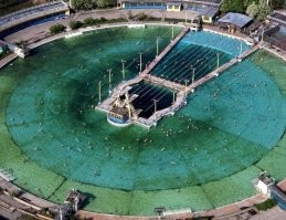 А интересный бассейн был, И много открытой воды, и вышка интересная, и дорожки. Необычно.