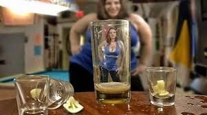 Есть золотое правило, которого должен придерживаться каждый джентельмен:
"Не бывает некрасивых женщин, бывает мало водки"
Если же даже водка не спасает ситуацию, то джентельмен должен утешить себя другим золотым правилом:
"Не бывает некрасивых женщин, есть просто женщины на любителя...некоторые на очень извращённого любителя"