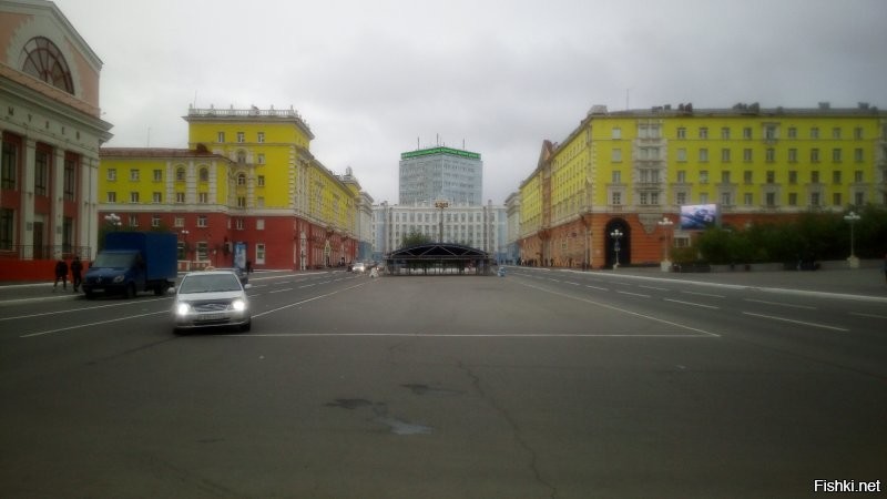 Загадки Норильска: дома на ножках и балконы, которые не строили, а построив срезали