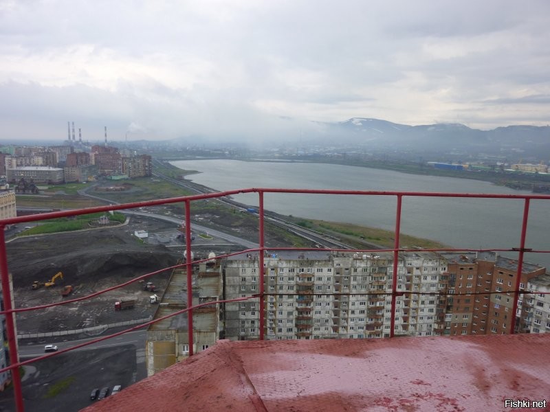 Загадки Норильска: дома на ножках и балконы, которые не строили, а построив срезали