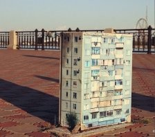 Пришла весна, и из бетона стали пробиваться саженцы хрущевок