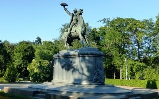 При чем тут этот памятник,если речь об Измаиле