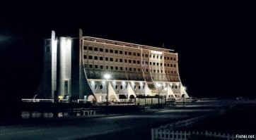 Этот отель похож издалека на плавучую исправительную колонию