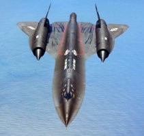 SR-71 взлетает почти пустой, для компенсации тепловой деформации баки не герметичны, после взлета и набора скорости панели планера нагреваются, зазоры исчезают и вот тут его дозаправляют по полной. Думаю все видели фото SR-71 с потеками на корпусе, это топливо)))
так, чисто по теме взлета с пустыми баками.
