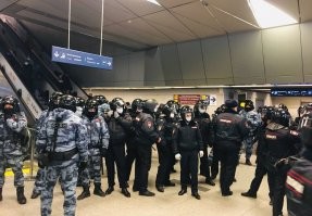 Трус Путин. Это во Внуково сейчас, куда Навальный должен был прилететь. Ментов больше чем людей. И этот  человек называет себя национальным лидером.