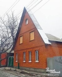 Довольно печальная, на самом деле, фотография. Дом явно задумывался как двухэтажный, но финансовые проблемы вынудили подкорректировать проект на ходу.