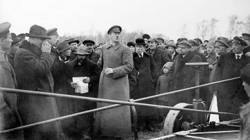 Еще Ленин продвигал эту идею.
«В субботу, 22 октября на Бутырском хуторе состоялось торжественное демонстрирование запашки помощью электроплуга большой мощности, который является первым из серии таких плугов, строящихся по постановлению Совета Труда и Обороны на русских заводах. Испытание первого плуга привлекло общее внимание и участие широких кругов населения. На испытаниях присутствовали: товарищи Ленин, Калинин, представители Коминтерна, ЦК РКП, руководители прессы, представители научных и технических учреждений»