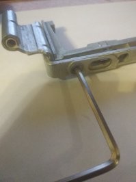 Сифонило в районе петель: как я простым способом решил проблему с пластиковыми окнами