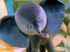 Ну могу предположить что, лежа  а голова на подушке.Ну и девушка соответственно сверху облокочена на руки и наклонена вперед.